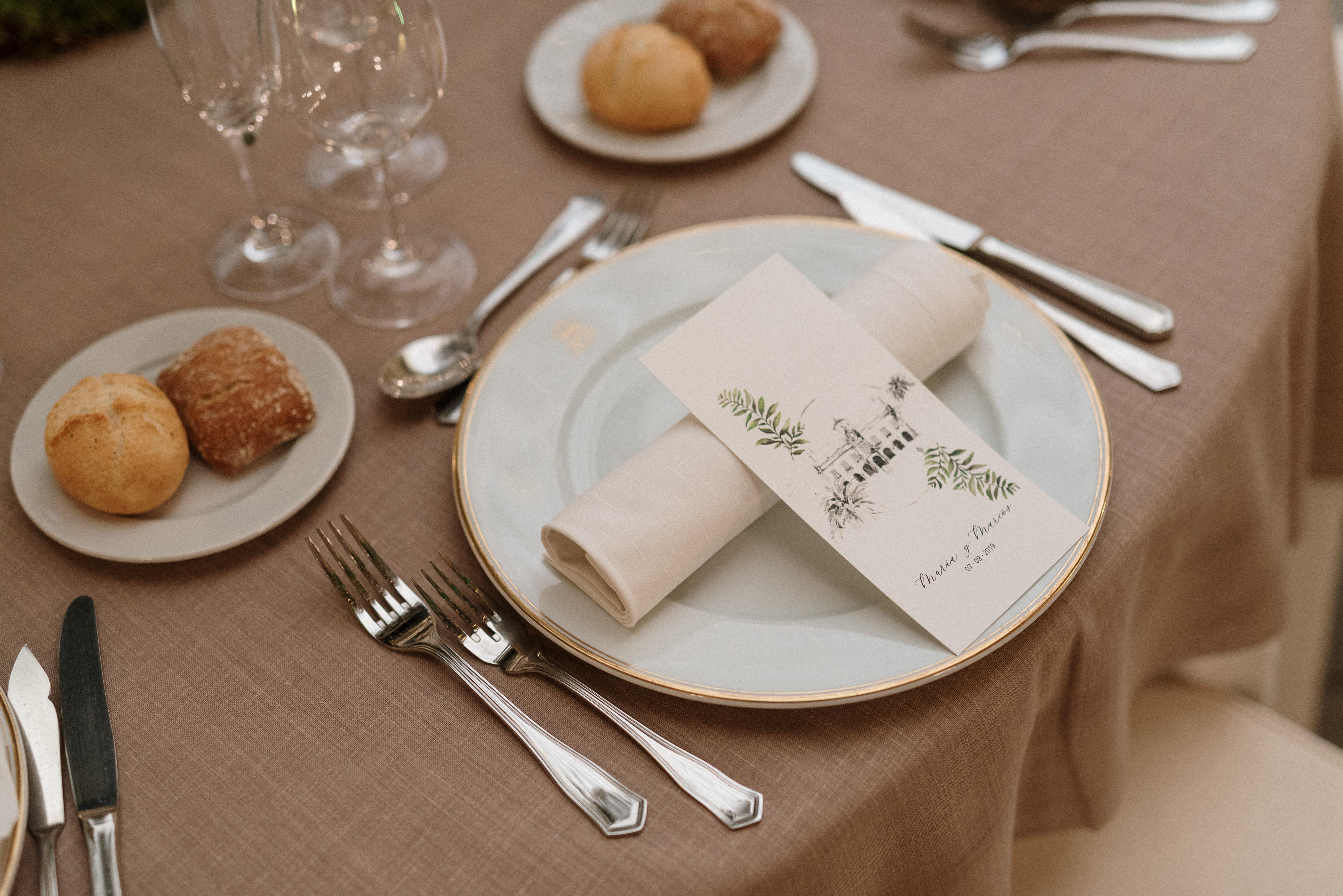 Eurostars Hotel De La Reconquista Oviédo Exterior foto A Christmas cracker on a place setting